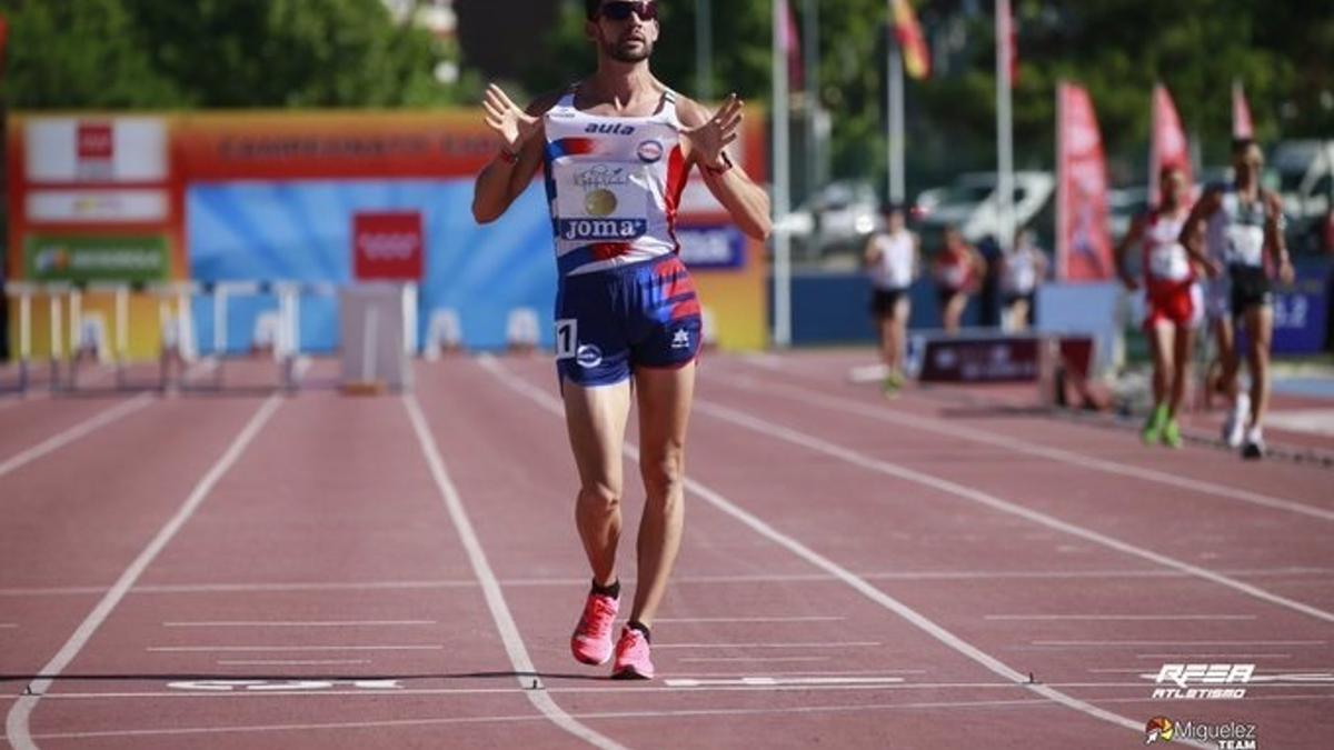 Álvaro Martín Uriol cruza la meta para proclamarse de nuevo Campeón de España en 10.000 metros marcha.