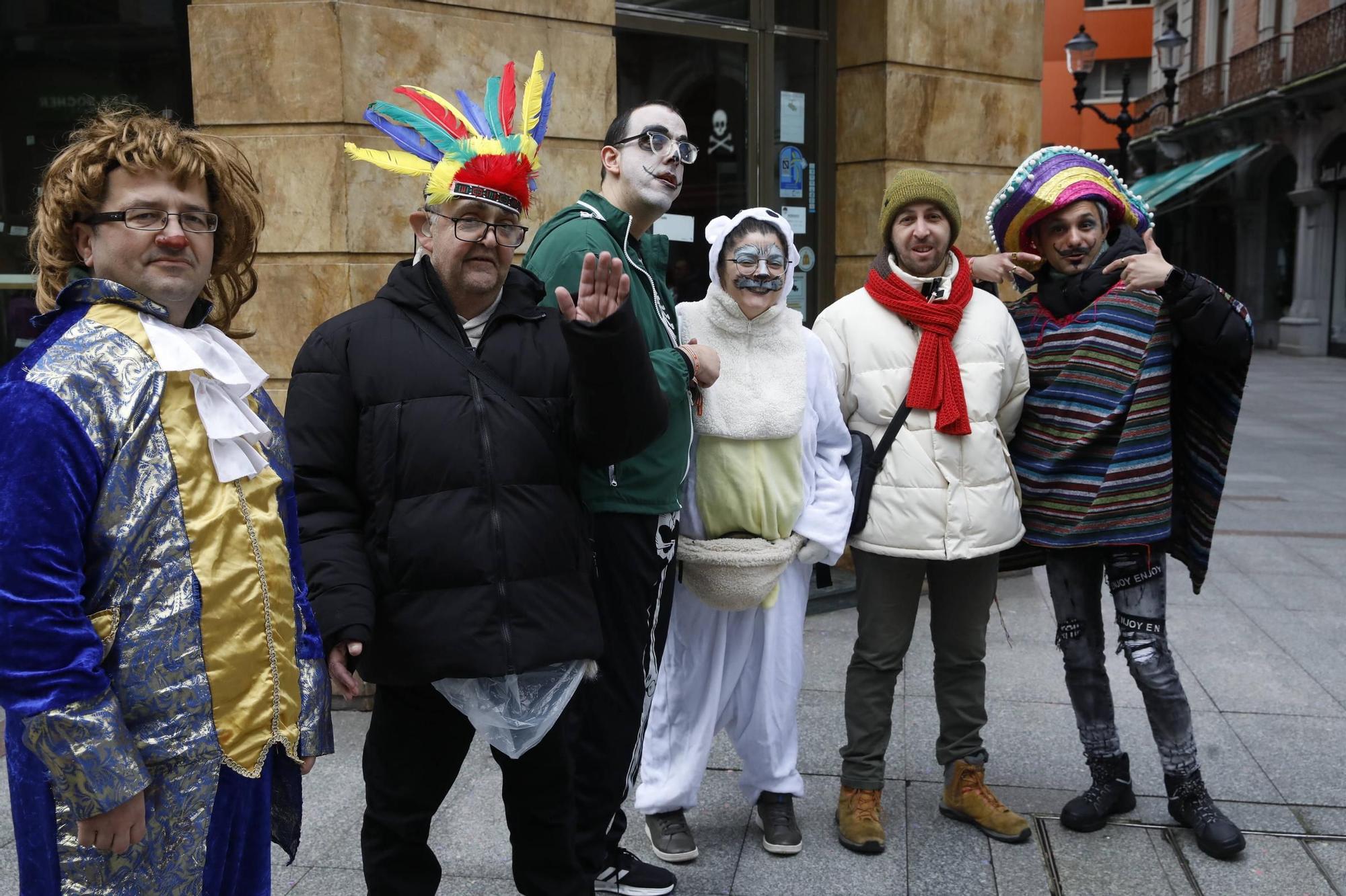 El multitudinario homenaje a ABBA en Gijón de la mano de Robert Taboada y sus bailarines aficionados, en imágenes