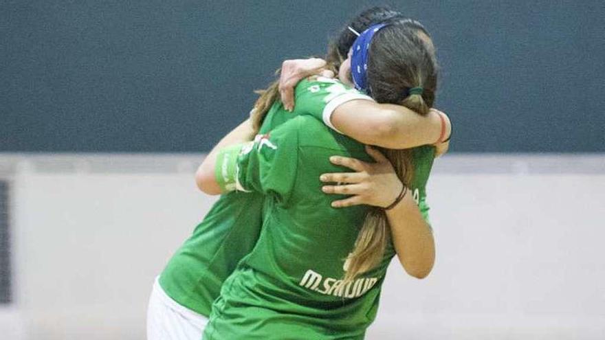 Abrazo entre Cata Flores y María Sanjurjo.