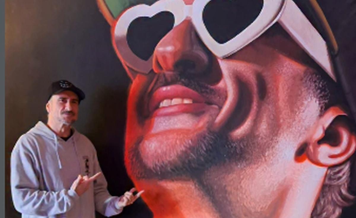 Sho-Hai con el mural que protagoniza.