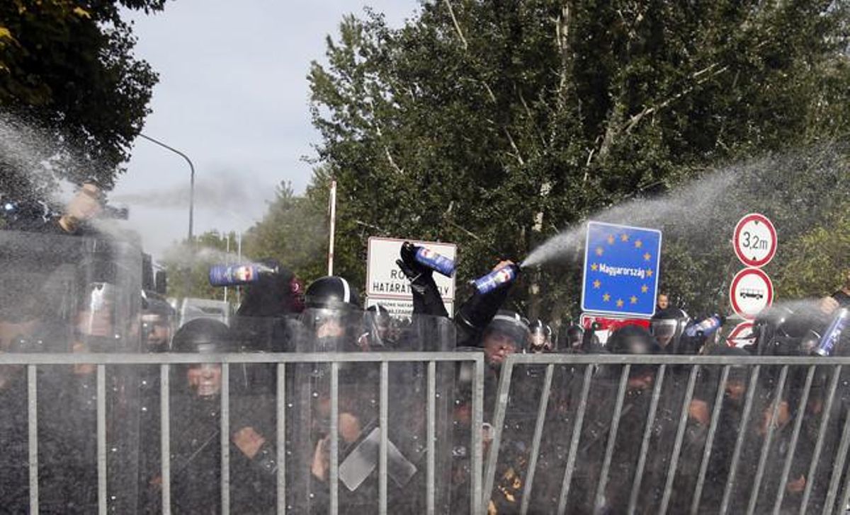 La policia hongaresa amb aerosols de gas pebre.