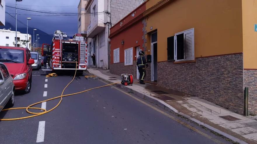 Actuación del Consorcio de Bomberos de Tenerife en la extinción de un incendio en una vivienda de Güimar, Tenerife