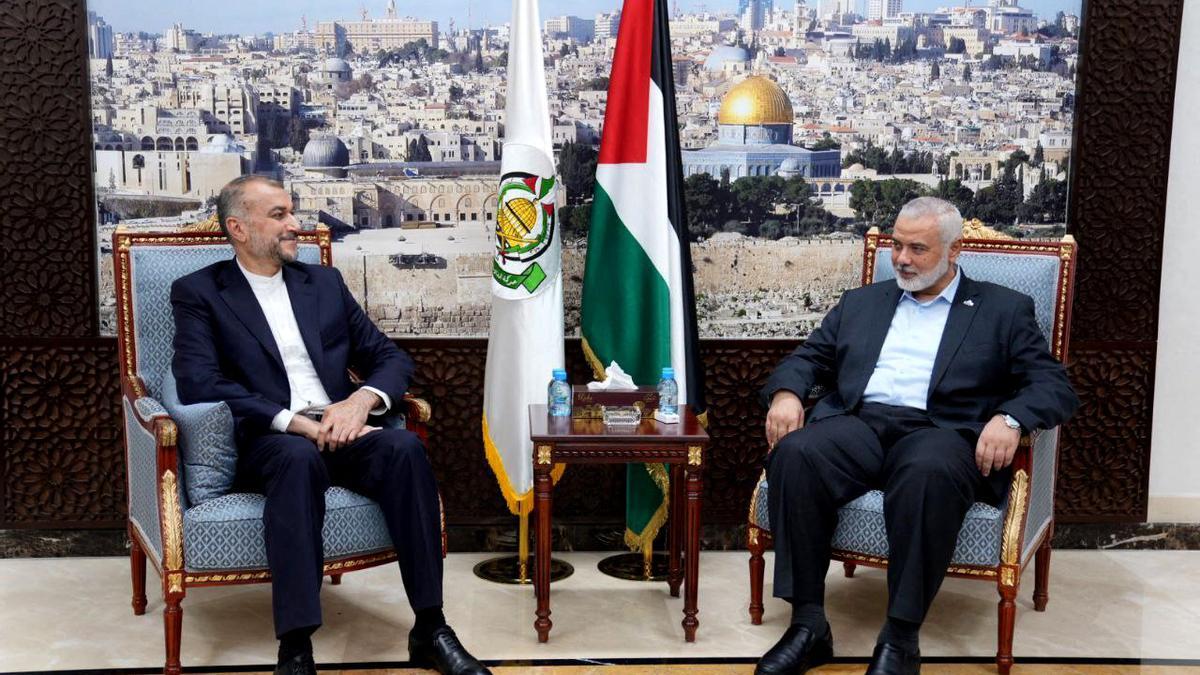 El ministro de Exteriores de Irán, Hossein Amir Abdollahian, y el líder de Hamás, Ismail Haniyeh, durante una reunión este domingo en Doha.