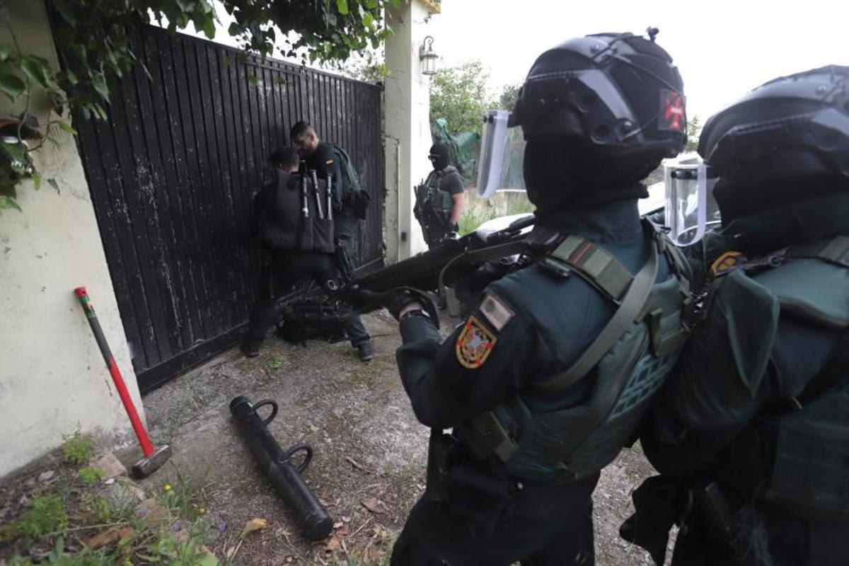 Guardias civiles en una operación antinarco el 27 de abril de 2022 en Los Barrios (Cádiz).