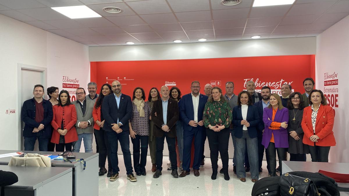 Osuna junto a los integrantes de la candidatura del PSOE de Mérida.
