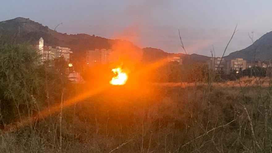 El fuego declarado en la rambla de Benipila.