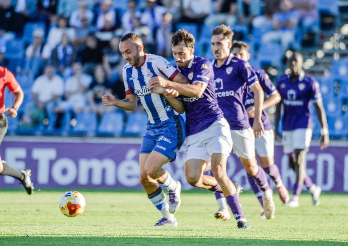 Una jugada del partido de la primera vuelta entre el Avilés y el Guadalajara