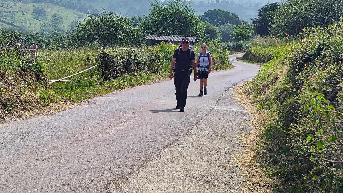 Dos peregrinos, el verano pasado, haciendo el Camino de Santiago a su paso por Villaviciosa.