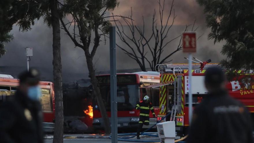 Incendio en València: el fuego devora al menos una docena de autobuses de la EMT