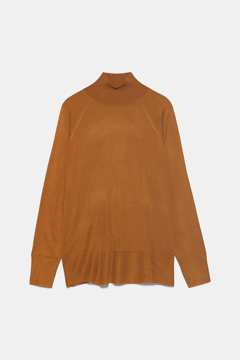 Jersey de cuello perkins camel, de Zara (9,99 euros)