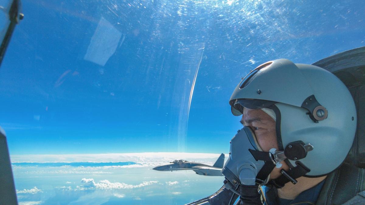 Un piloto chino en una maniobra aérea en Taiwán.