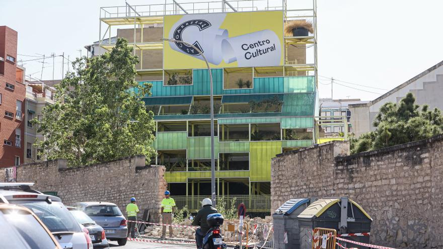 Vecinos y defensores del patrimonio lamentan el derribo del muro de Las Cigarreras en Alicante durante las obras