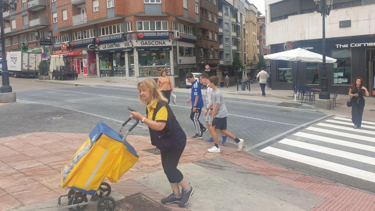 Varios peatones cruzan por la nueva zona adoquinada entre los dos tramos de la calle Gascona. | LNE