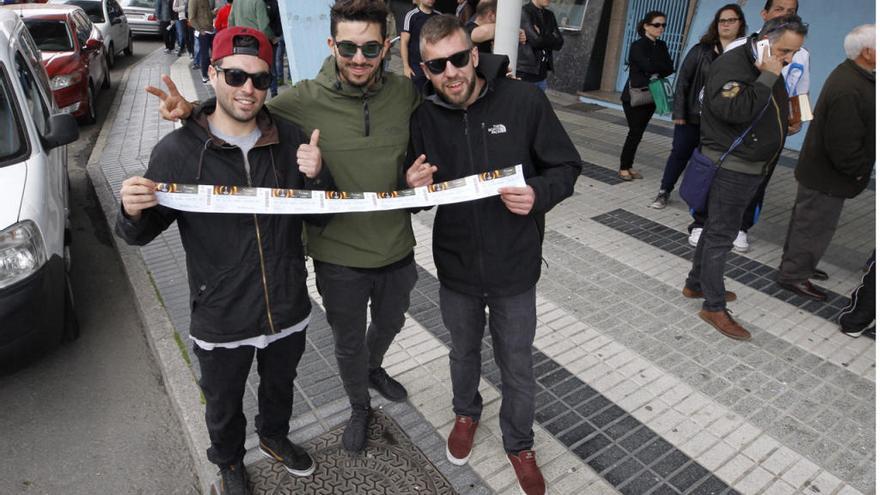 Aficionados con entradas para el partido de Balaídos // J. LORES