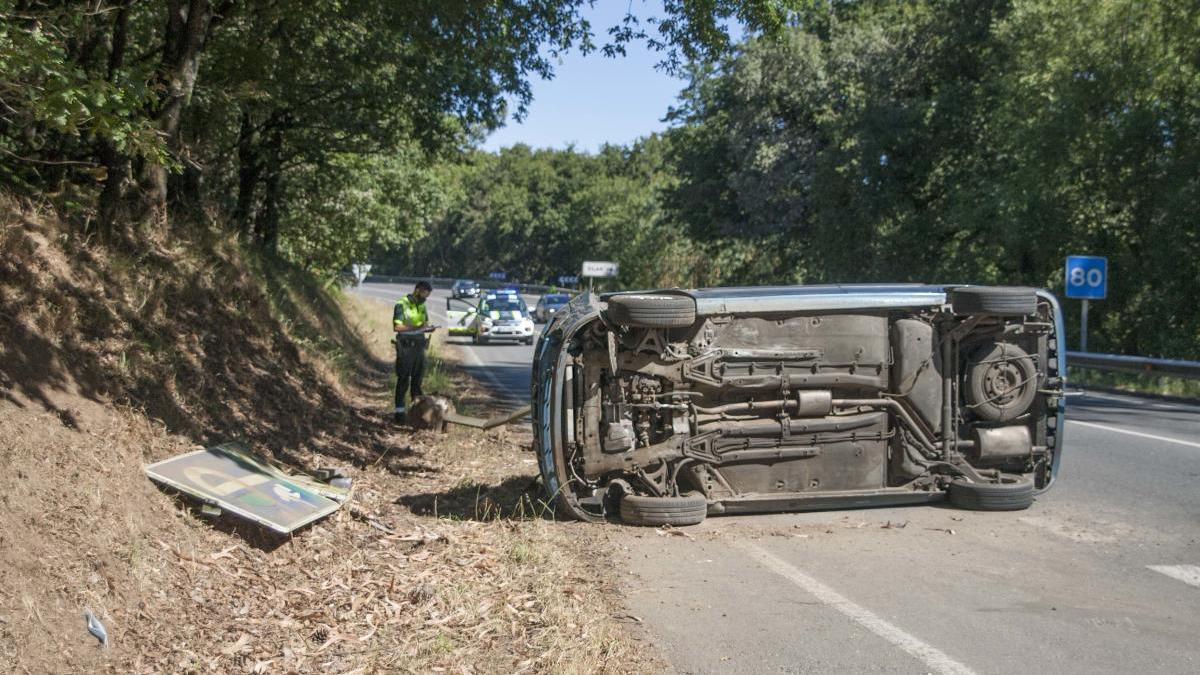 Furgoneta volcada sobre el carril de salida de Área 33, en Taboada. // Bernabé/Ana Agra