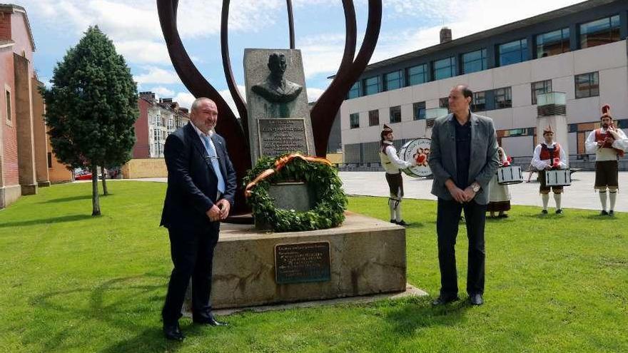 José Manuel Martín y Jesús Sánchez, en la ofrenda floral.