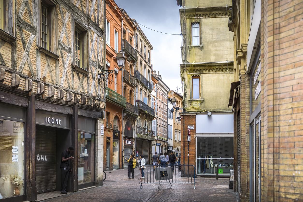 Casas pintorescas en el barrio de Carmes en la ciudad de Toulouse, Francia.