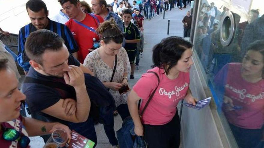 Los aficionados haciendo cola en el partido anterior ante el Granadilla.