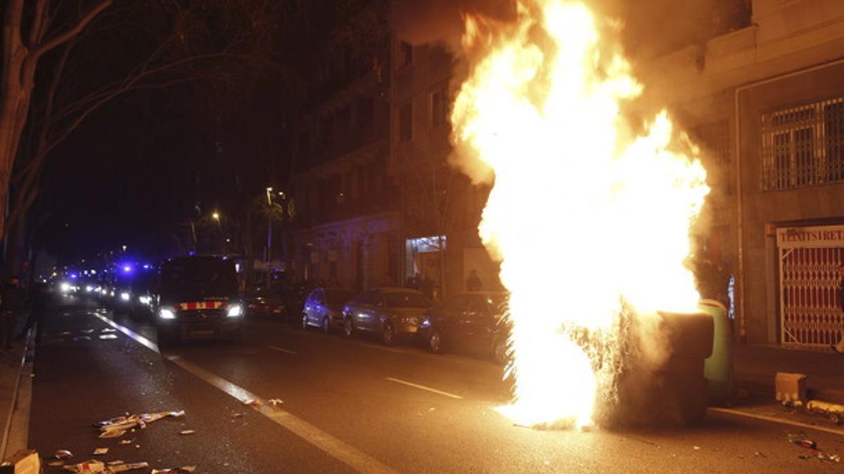 Un contenedor quema durante los altercados por el desalojo de La Carbonería.