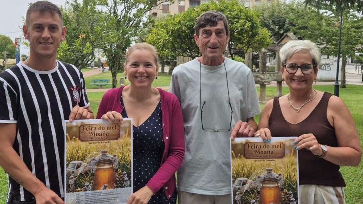 Representantes del Concello y del colectivo de apicultores. |
