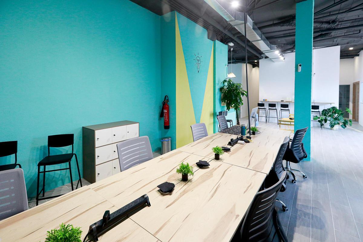 El espacio cuenta con distintas salas y oficinas adaptadas a cada necesidad de trabajo.