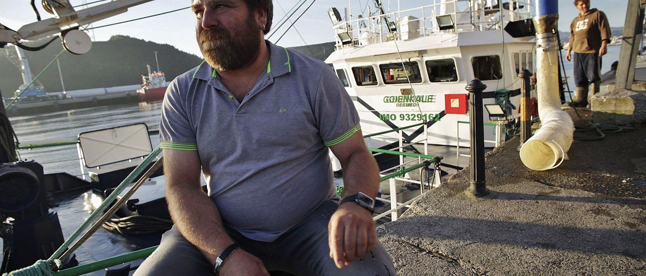 Álvarez Garaot, en 2019, antes de partir hacia las Azores desde el muelle pesquero de Avilés. | Ricardo Solís