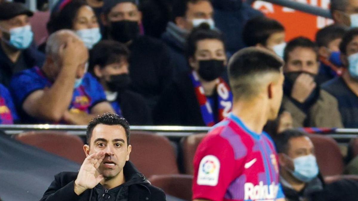 Xavi Hernández da instrucciones anoche en el Camp Nou. |  // EFE