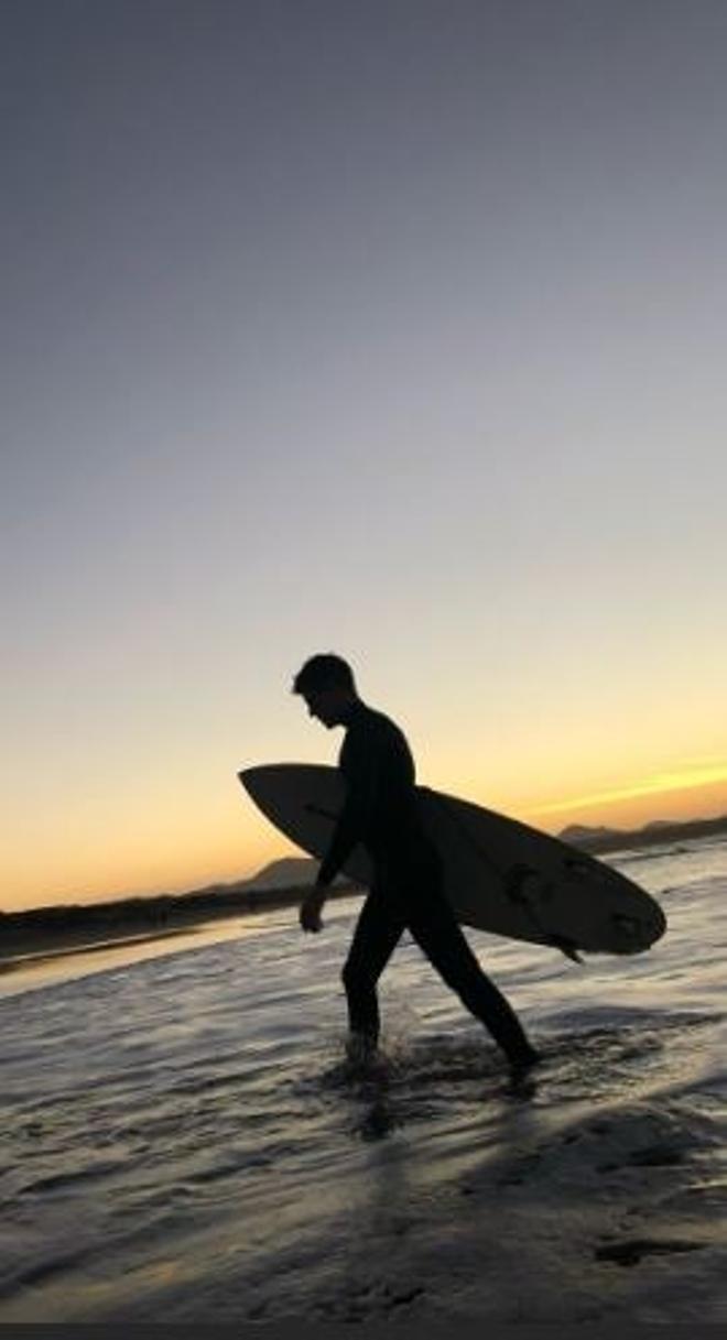 Miguel Bernardeau surfeando en Lanzarote