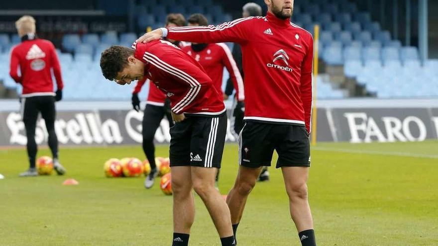 David Goldar, con barba, en un entrenamiento del Celta en Balaídos. // Marta G. Brea