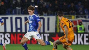 El jugador del Como 1907 Nico Paz en acción ante el defensa del AS Roma Gianluca Mancin