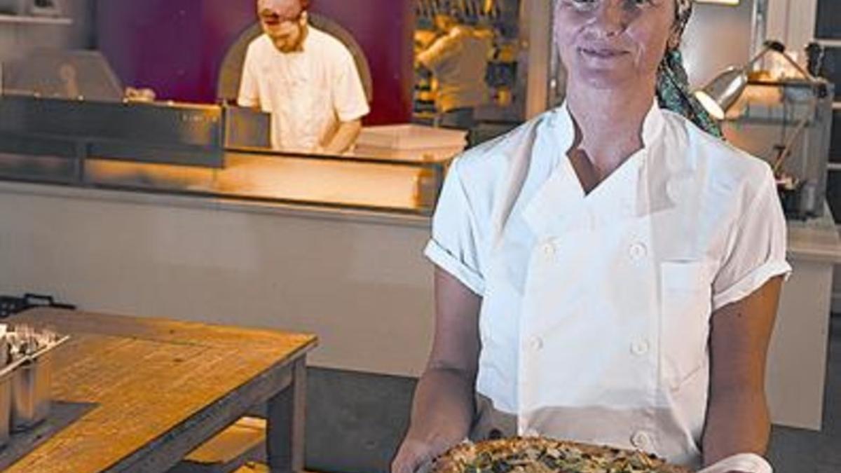 Berta Bernal, dueña de Parking Pizza, muestra su especialidad.