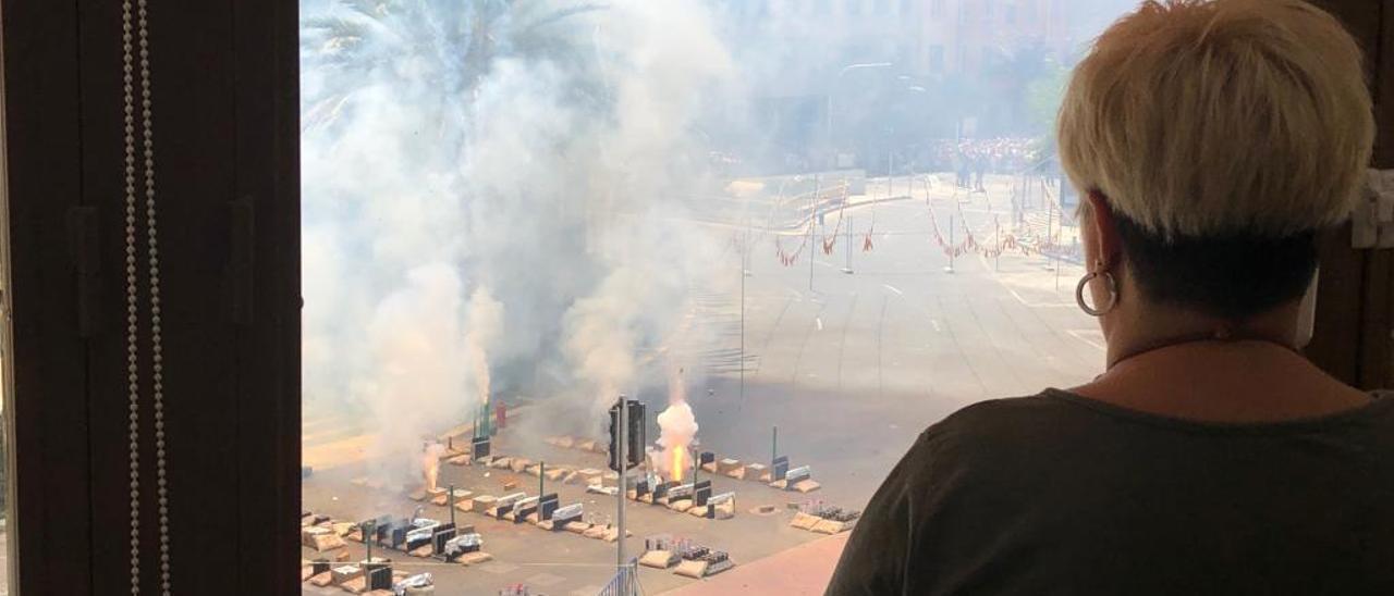 La mascletà en primera línea desde una entreplanta.