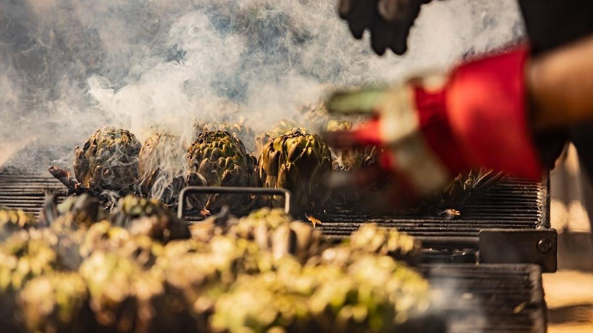 Alcachofas en las brasas de la Festa de la Carxofa del Prat del Llobregat.