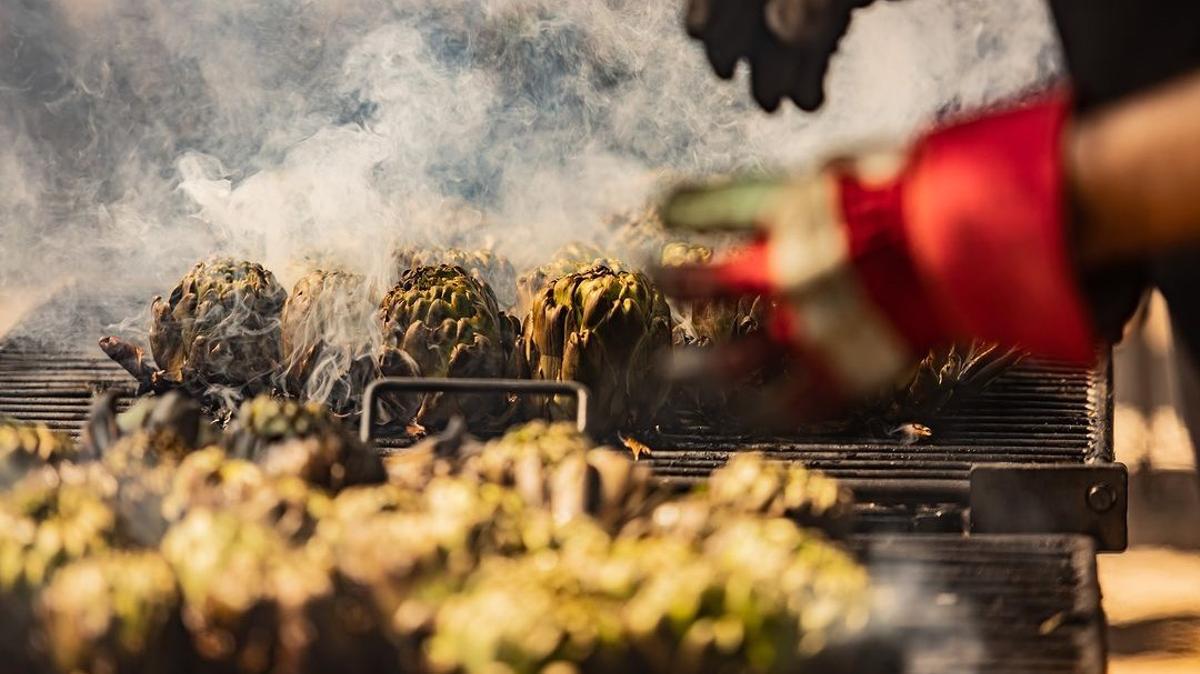 Alcachofas en las brasas de la Festa de la Carxofa del Prat.