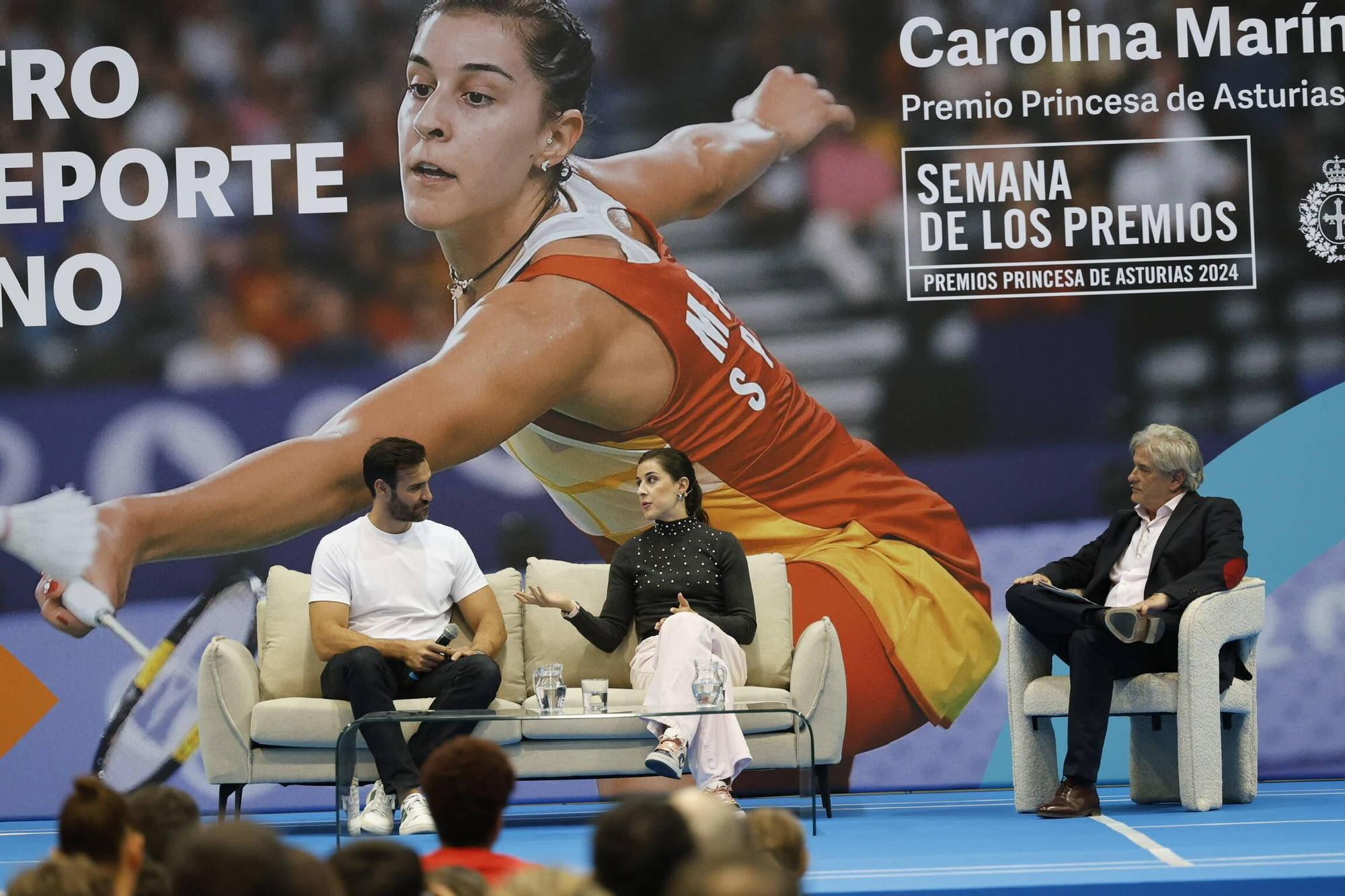 Carolina Marín recibe el cariño de medio millar de deportistas asturianos en Gijón y la visita sorpresa de Saúl Craviotto