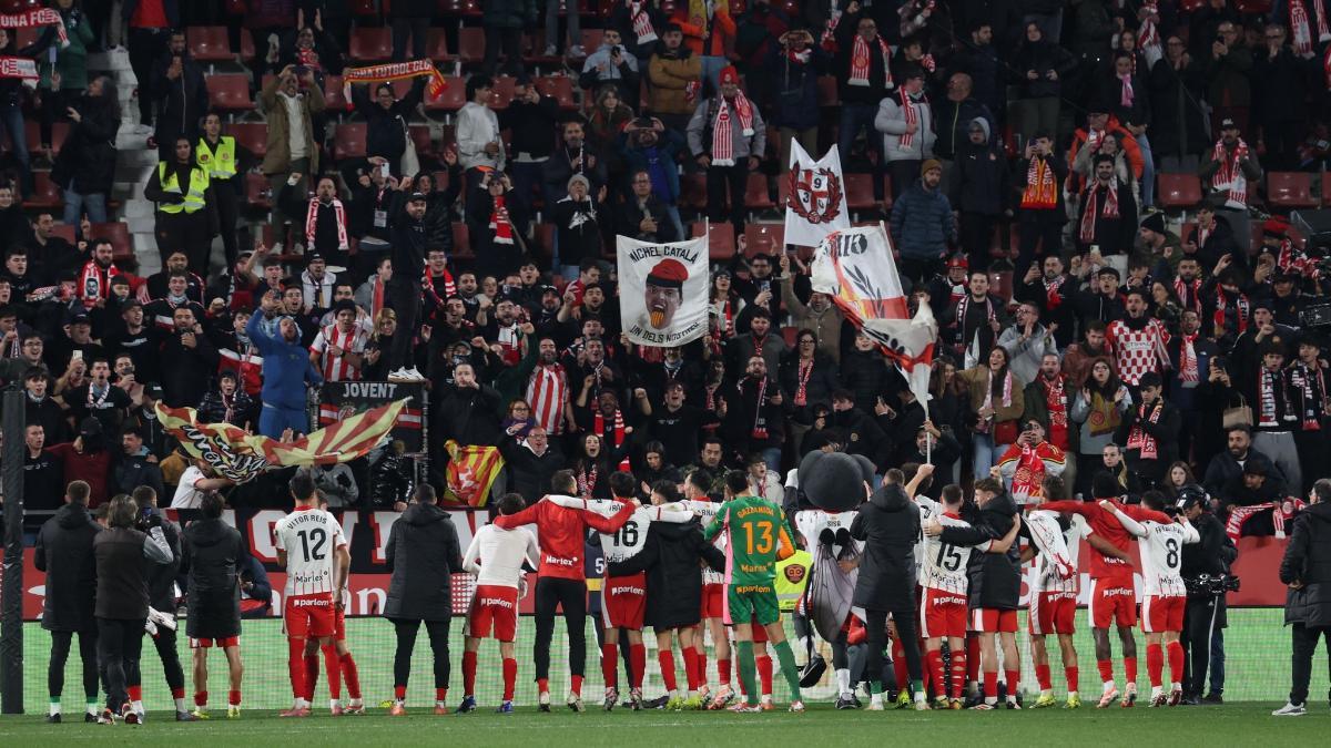 Los futbolistas del Girona festejan el triunfo sobre el Barça ante su afición