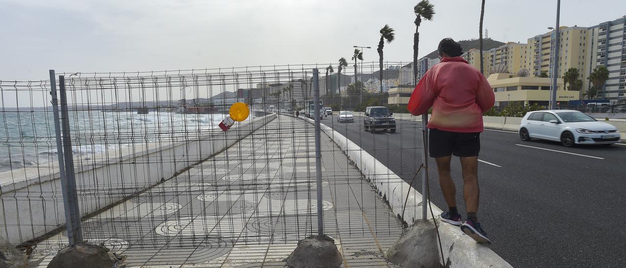 Saltarse la valla de la Avenida Marítima