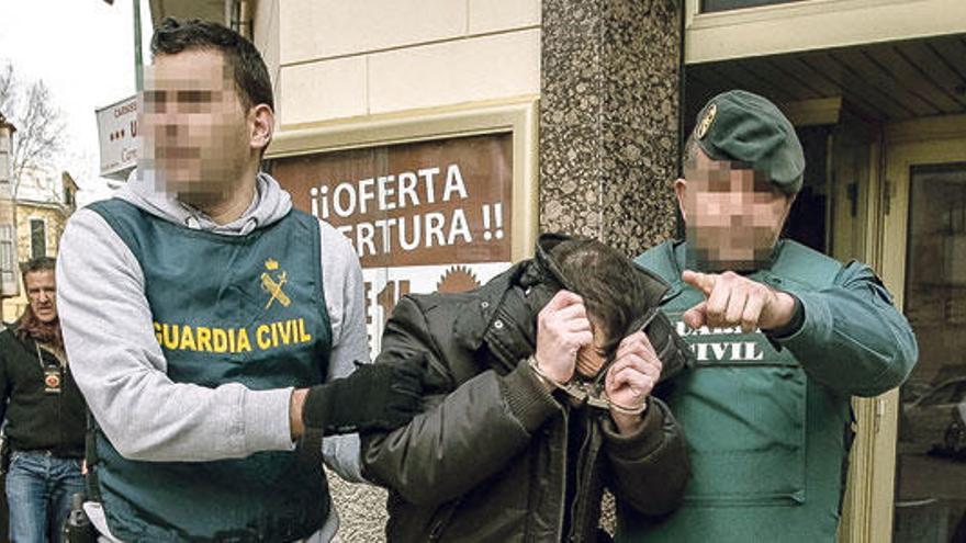 Uno de los ladrones, cuando fue detenido por la Guardia Civil.