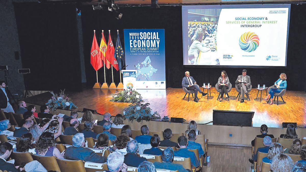 La cumbre contó con una importante asistencia, con representantes de 200 organizaciones de economía social .