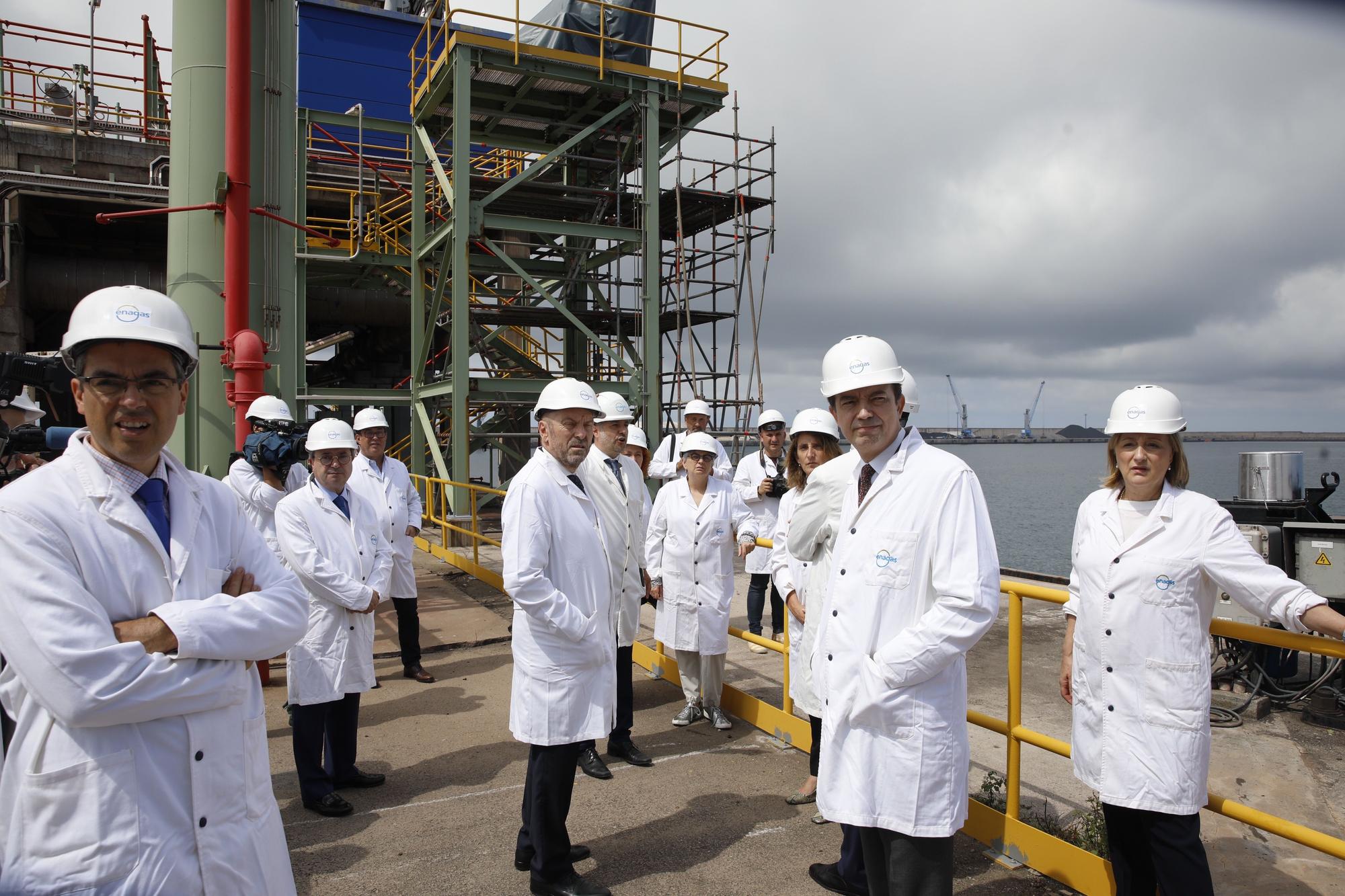 Teresa Ribera visita la planta regasificadora de El Musel