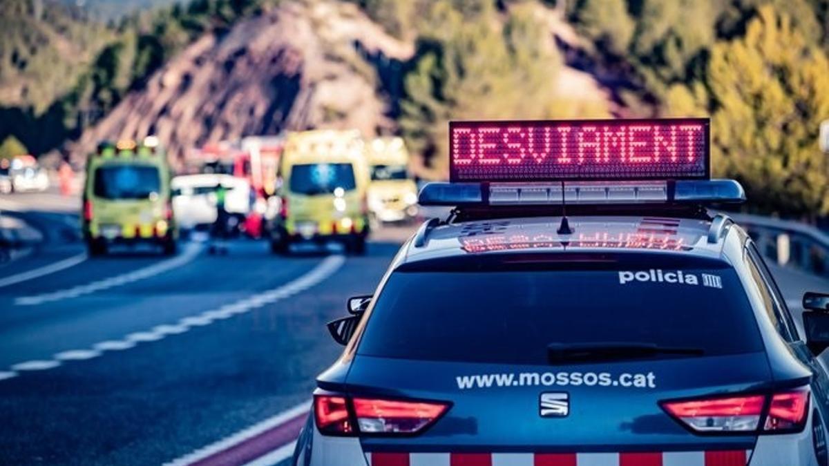 Un vehículo de los Mossos d'Esquadra indica el lugar de un accidente.