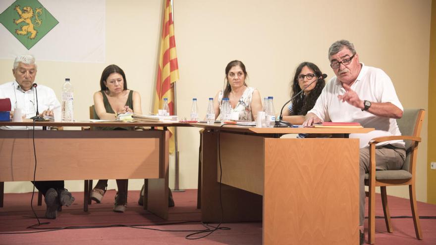 A l&#039;esquerra, Martínez, en el ple del juny en què va deixar el govern Manel Valero (a la dreta)