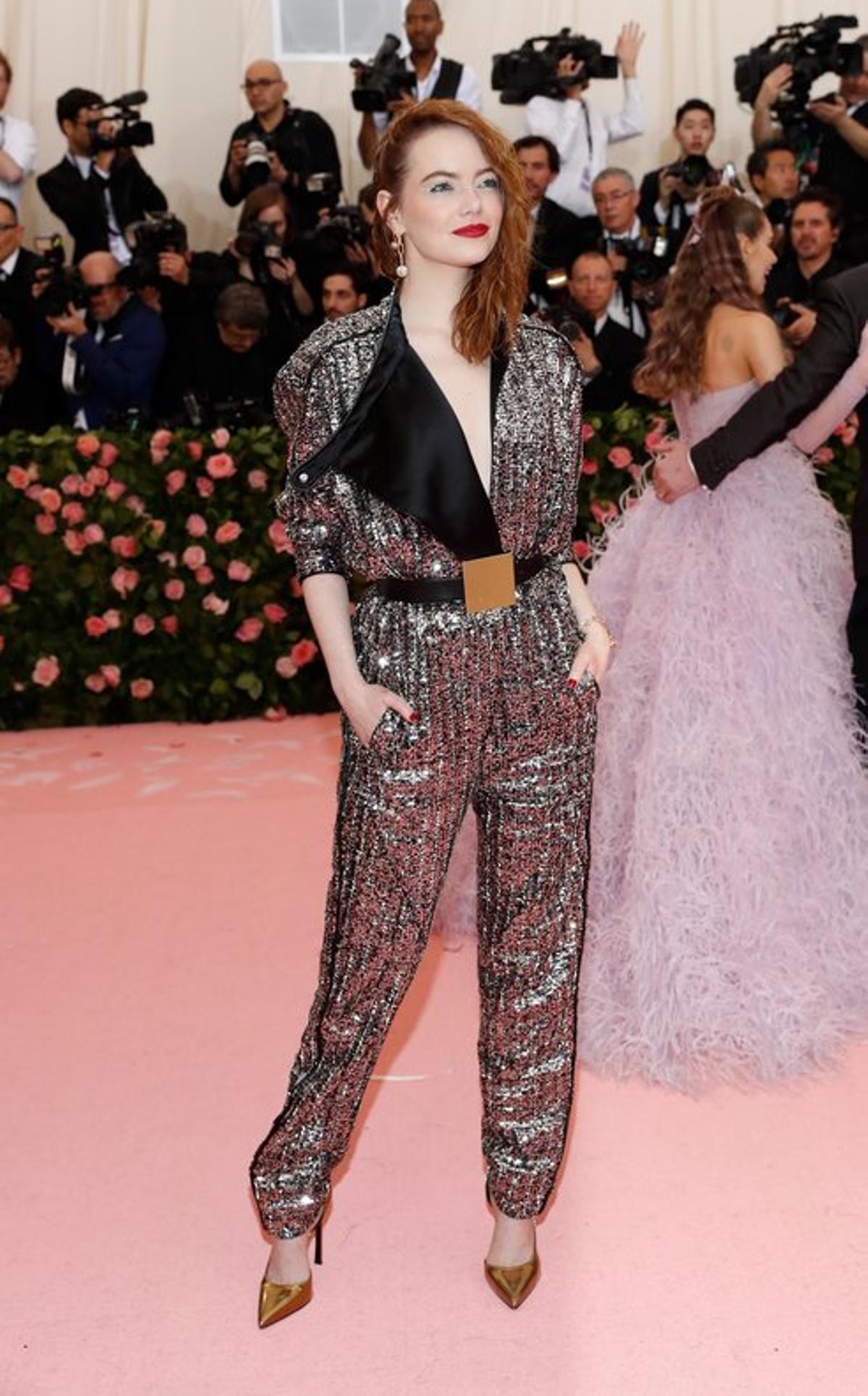 Emma Stone, comedida, con un diseño masculino de  Louis Vuitton.
