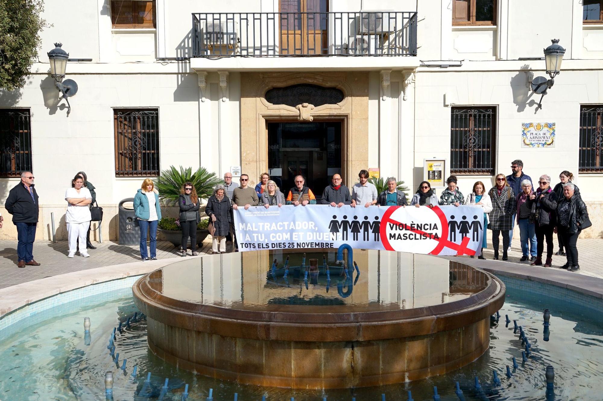 Benetússer. Miembros de la corporación local durante el minuto de silencio.