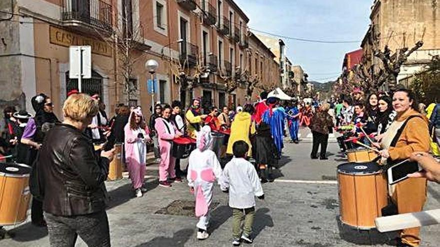 Els tambors i xarranquers acompanyaran els participants en la rua del Carnestoltes.