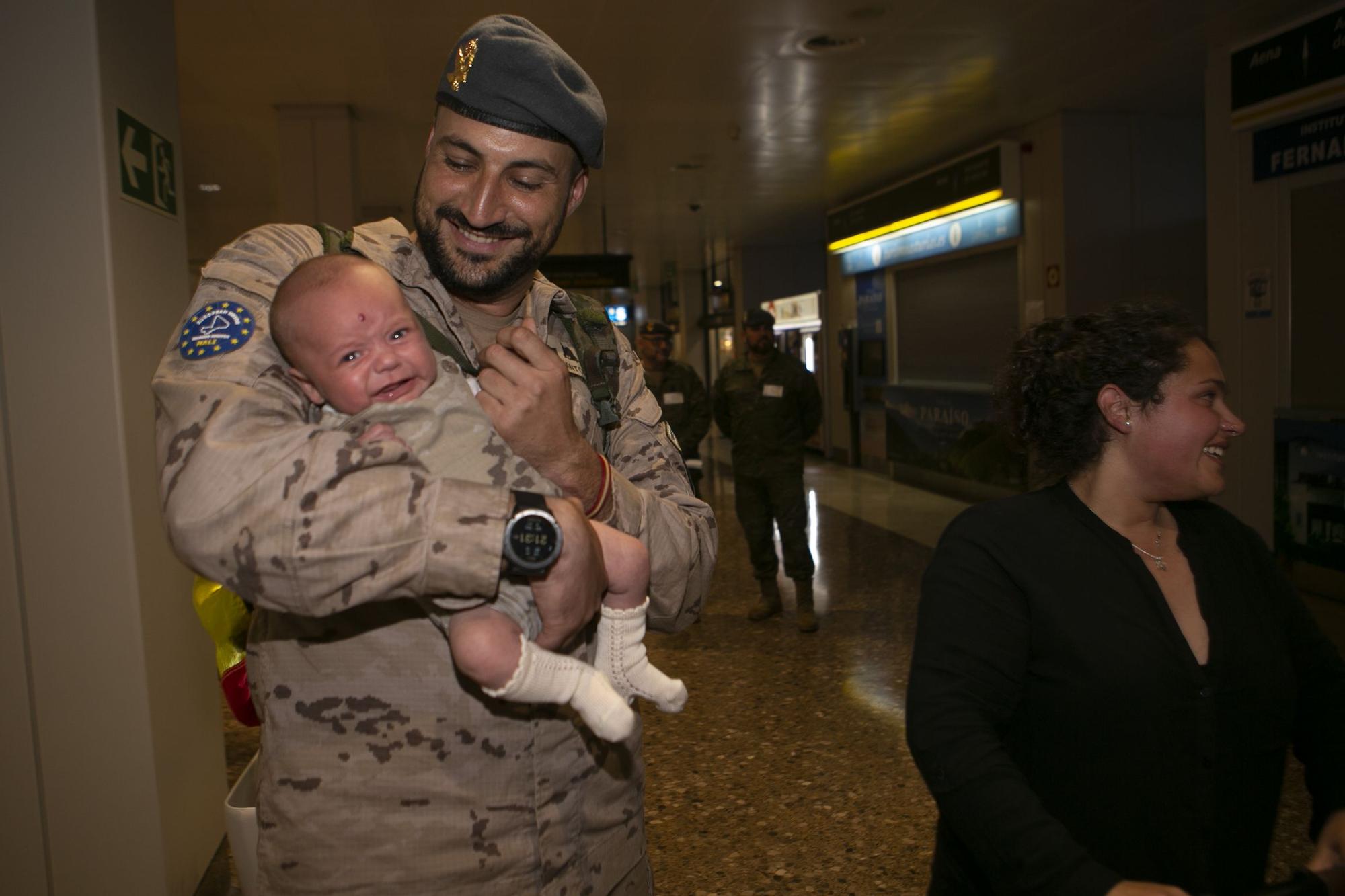 Emocionante llegada al aeropuerto de Asturias de los militares que regresaron de Mali