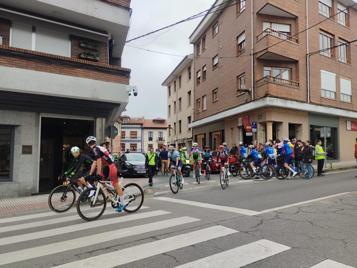 La salida del Trofeo Santiago y Santa Ana de ciclismo en Grado, en imágenes La salida del Trofeo Santiago y Santa Ana de ciclismo en Grado, en imágenes