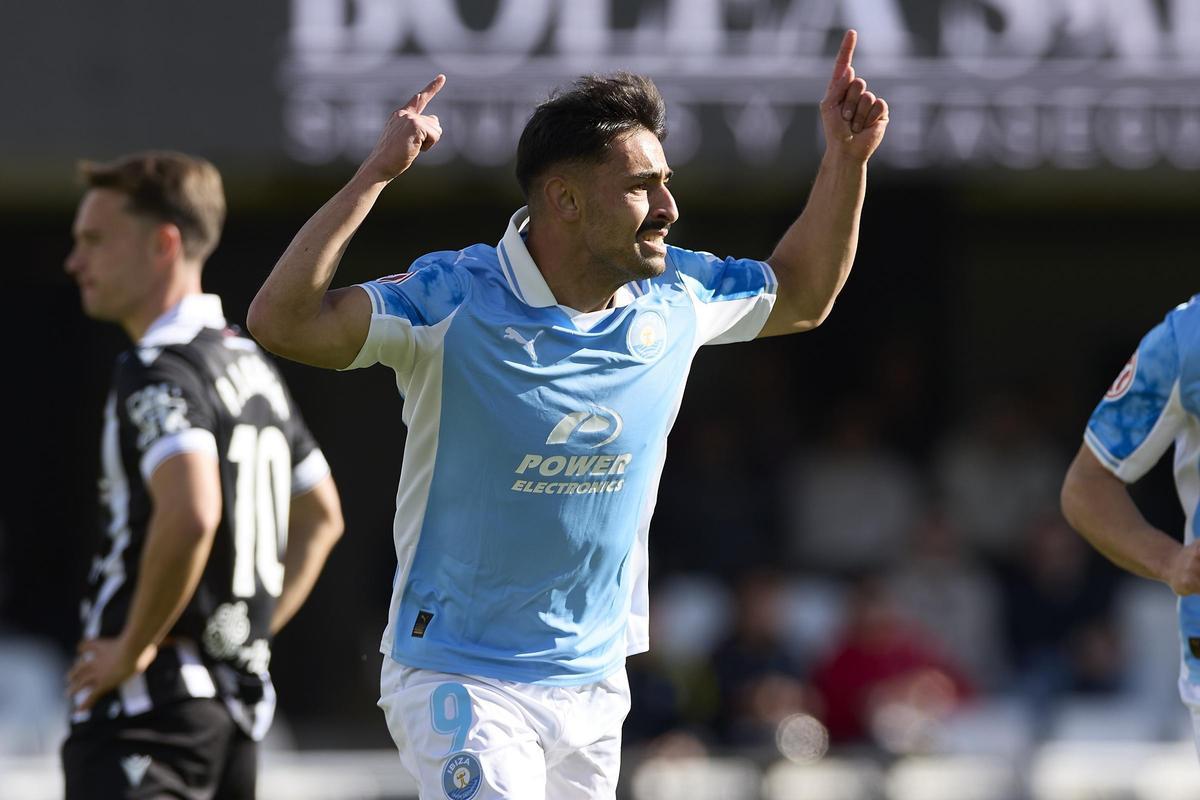 Davo celebra un gol en el partido frente al FC Cartagena esta temporada.