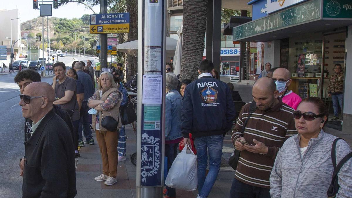 Decenas de personas esperan en las paradas de las líneas 21, 23 y 24 a un transporte en servicios mínimos que pasa cada 60 minutos