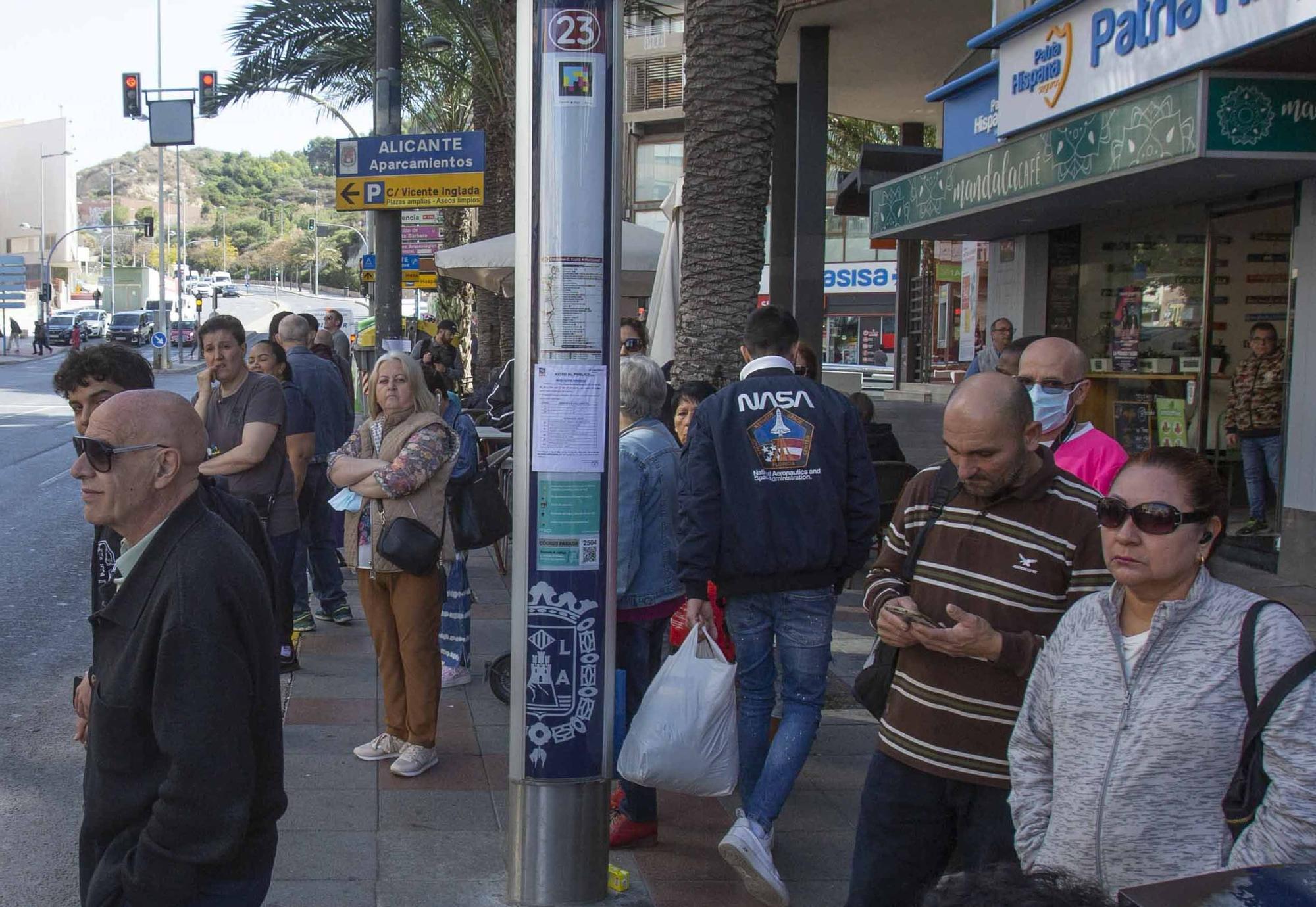 Decenas de personas esperan en las paradas de las líneas 21, 23 y 24 a un transporte en servicios mínimos que pasa cada 60 minutos